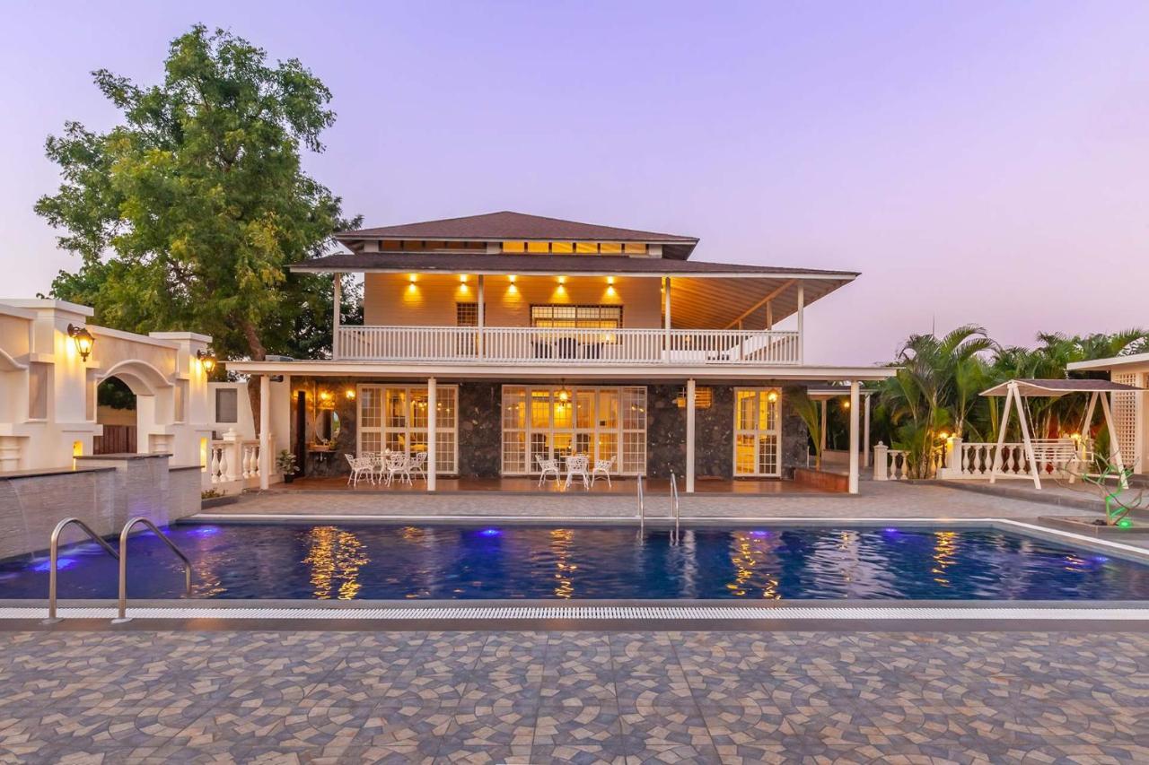 Stayvista'S Lake La Vie - Tranquil Lake-View Villa Amidst Farmland With Pool And Poolside Gazebo - Proximity To Sula Nashik Bagian luar foto