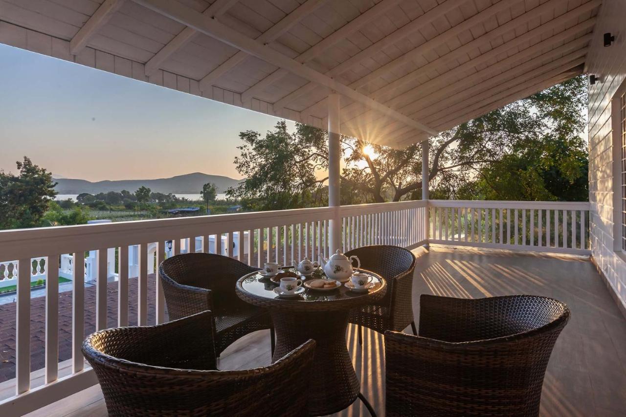 Stayvista'S Lake La Vie - Tranquil Lake-View Villa Amidst Farmland With Pool And Poolside Gazebo - Proximity To Sula Nashik Bagian luar foto
