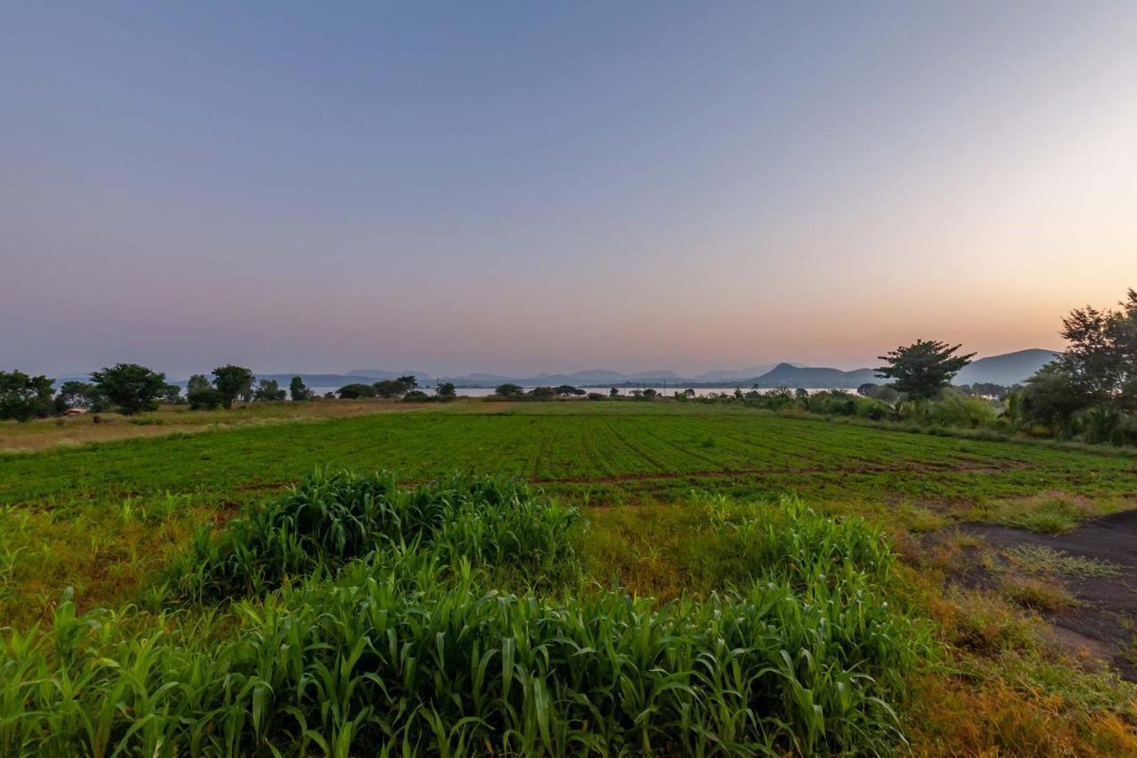 Stayvista'S Lake La Vie - Tranquil Lake-View Villa Amidst Farmland With Pool And Poolside Gazebo - Proximity To Sula Nashik Bagian luar foto