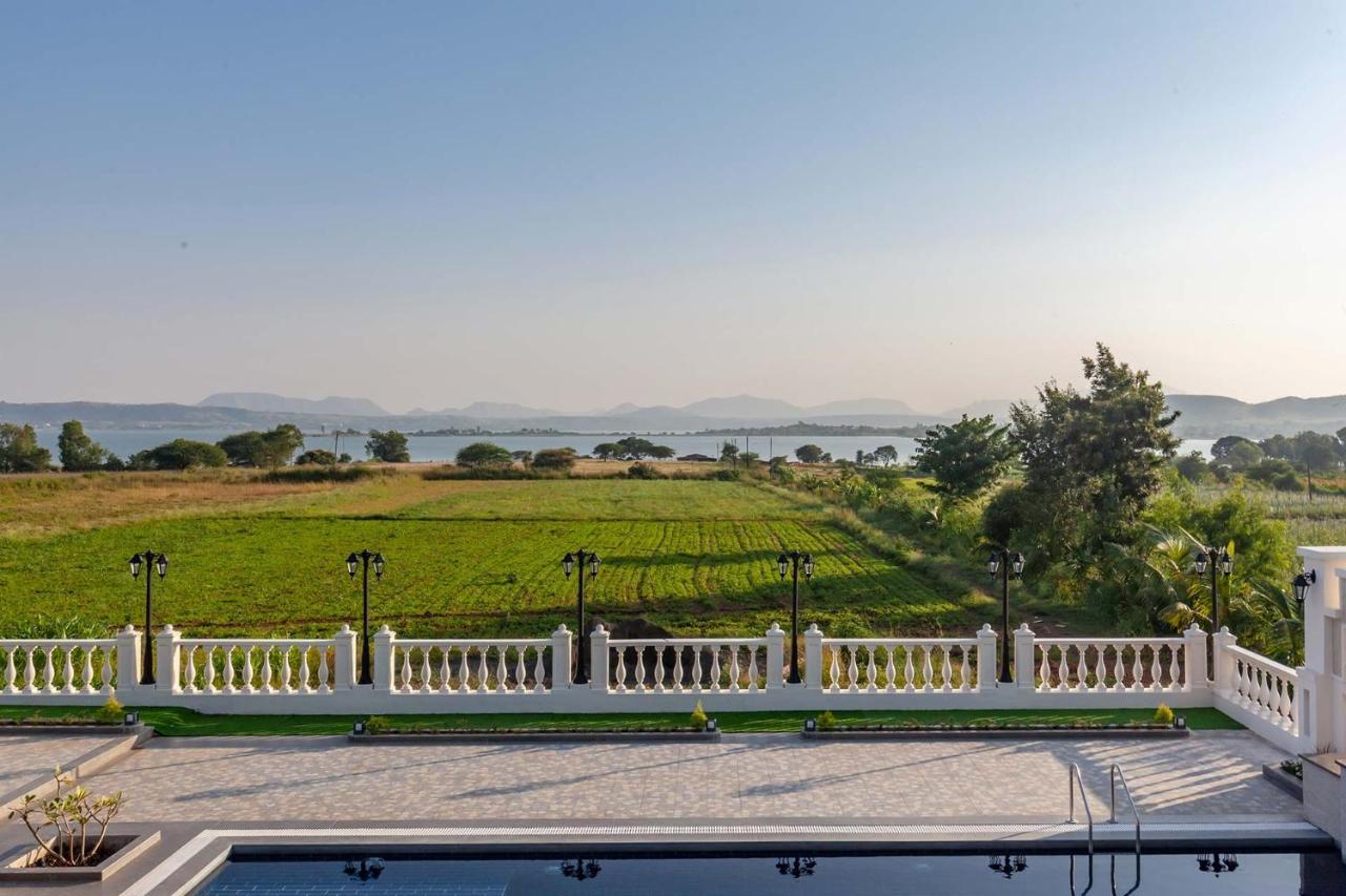 Stayvista'S Lake La Vie - Tranquil Lake-View Villa Amidst Farmland With Pool And Poolside Gazebo - Proximity To Sula Nashik Bagian luar foto