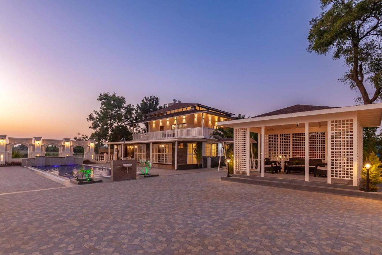 Stayvista'S Lake La Vie - Tranquil Lake-View Villa Amidst Farmland With Pool And Poolside Gazebo - Proximity To Sula Nashik Bagian luar foto